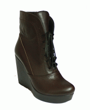 Женские ботинки на танкетке из шоколадной кожи на шнуровке