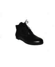 Демисезонные ботинки из натурального замша и кожи черного цвета.