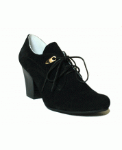 Закрытые туфли  на небольшом каблуке из черного замша